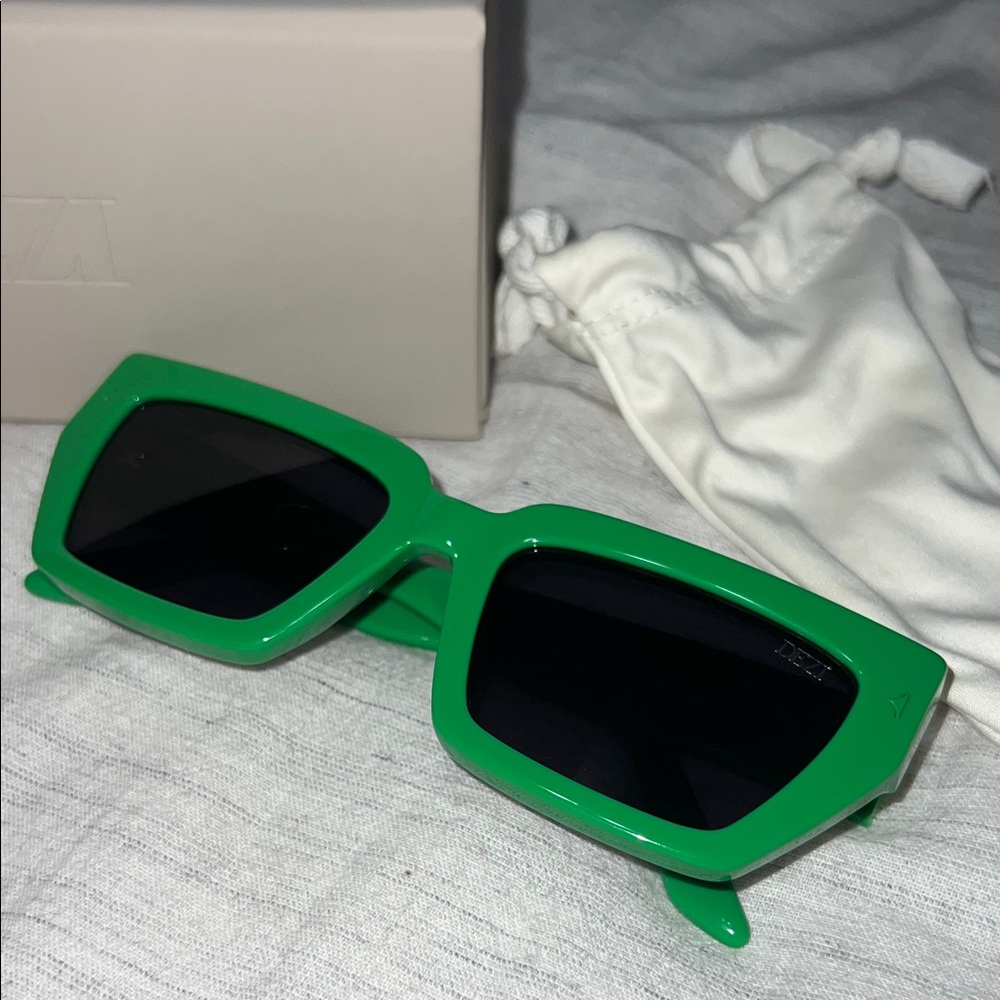 DEZI Switch Green Sunglasses